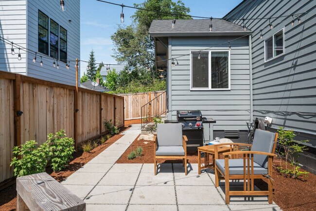 Building Photo - 6404 47th Ave SW