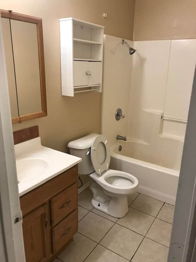 Building Photo - Nice 2 bedroom, 1 bath house