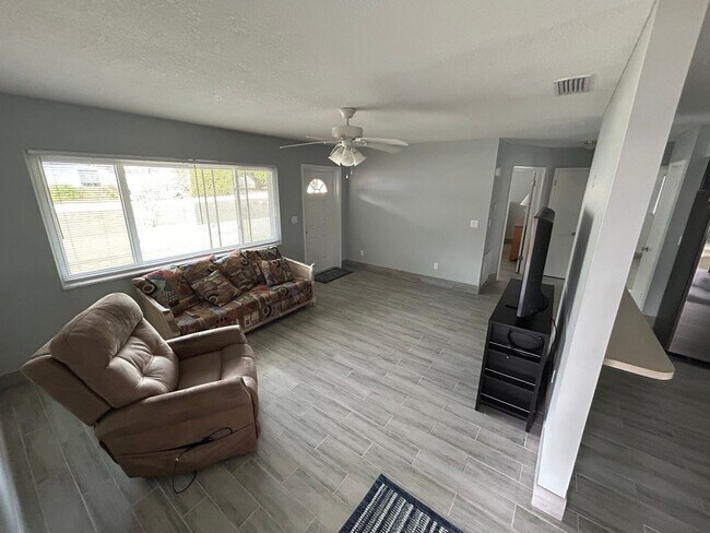 Building Photo - Charming 2-bedroom 1-bath home