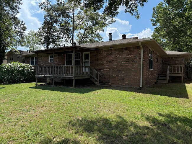 Building Photo - 802 Holly Gail St