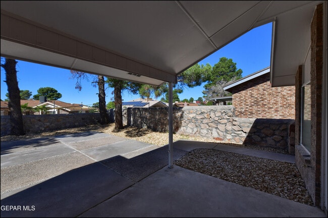 Building Photo - 609 Bristol Dr