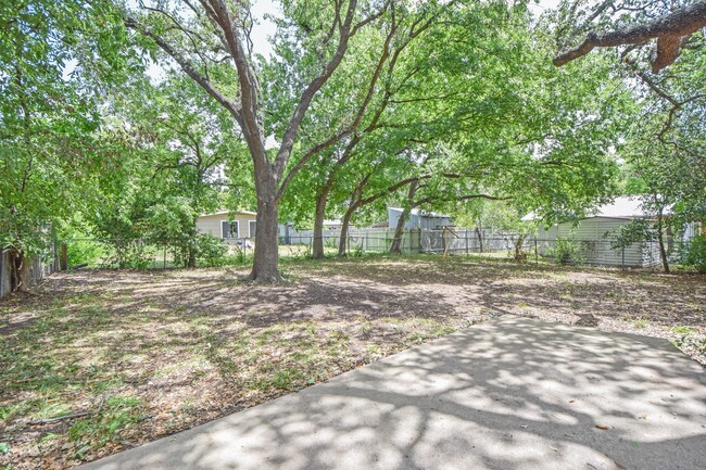 Building Photo - 3/2 with 2 living rooms & a Huge Yard