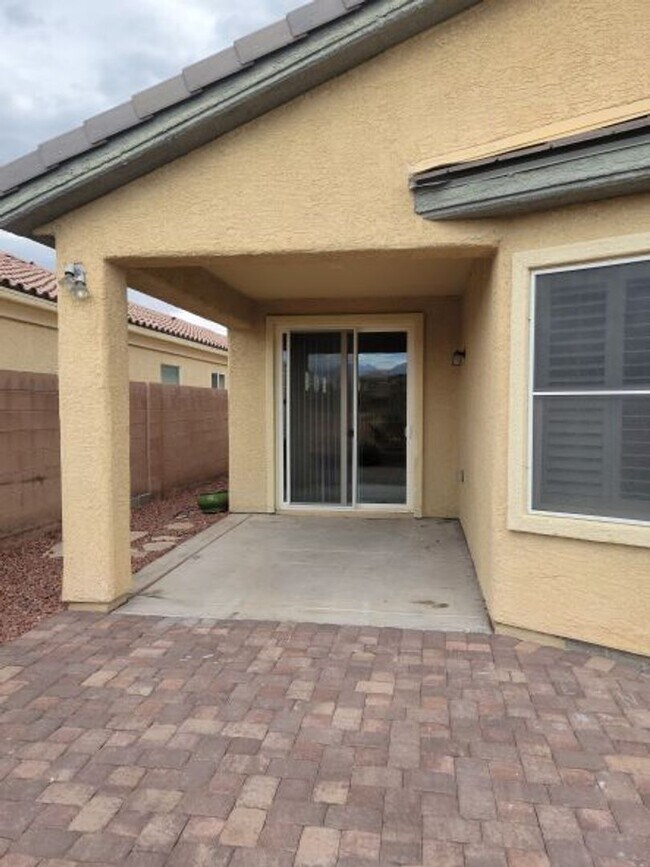 Building Photo - Single story with lots of tile in living a...