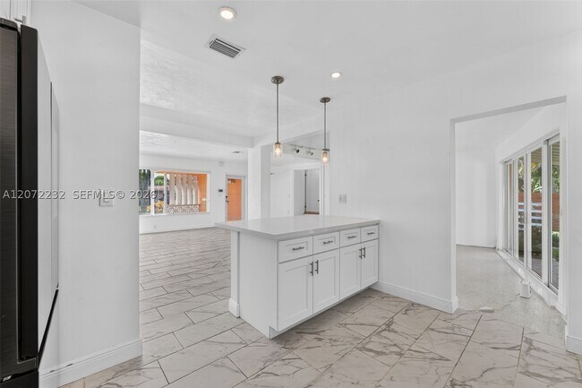 Building Photo - 12140 NE Miami Pl