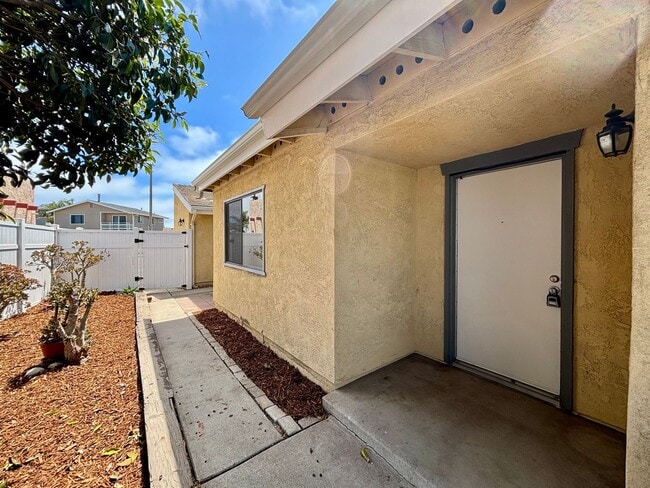 Building Photo - Oxnard | Welcome to the Pearl of Oxnard Du...