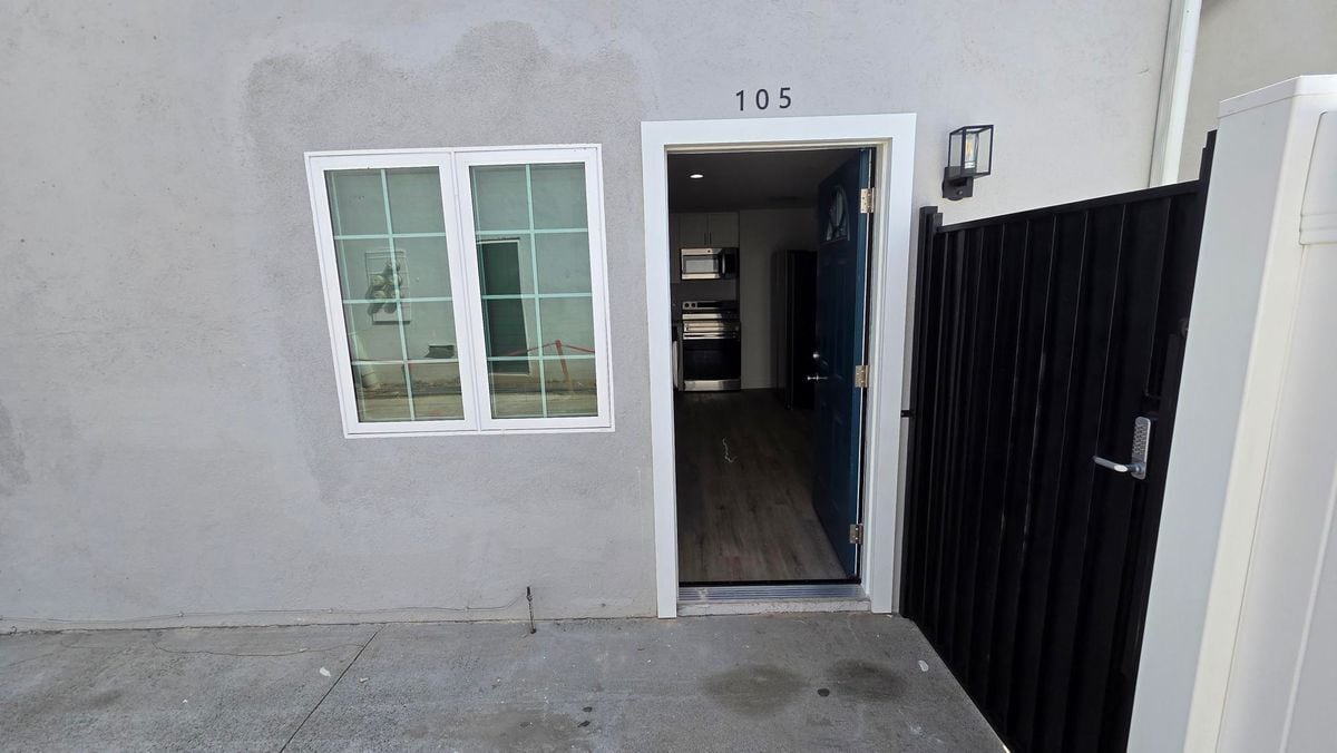 Building Photo - 988 El Camino Dr