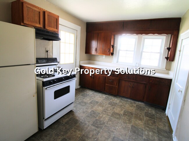Building Photo - Cute and Cozy 1 BR 1 BA House with Garage (NO SECTION 8)