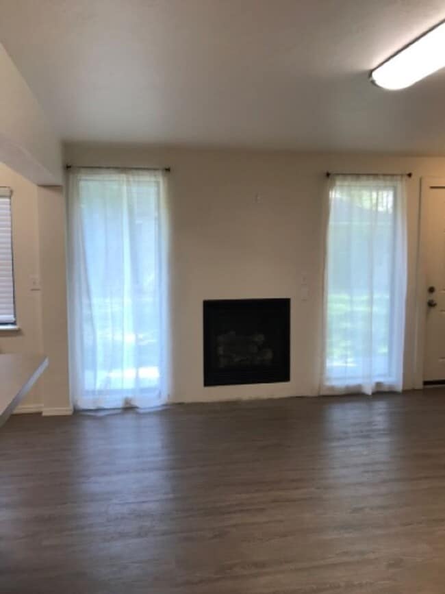Building Photo - 759 Meadows Dr
