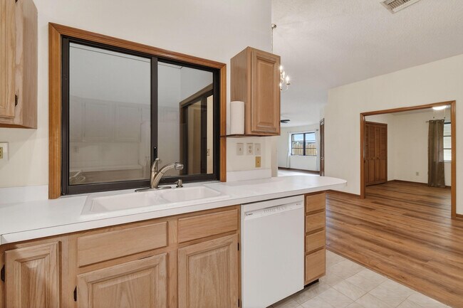 Building Photo - 6016 Pompano St