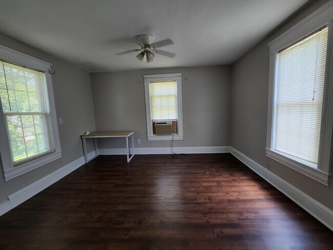 Building Photo - 1612 W 48th St