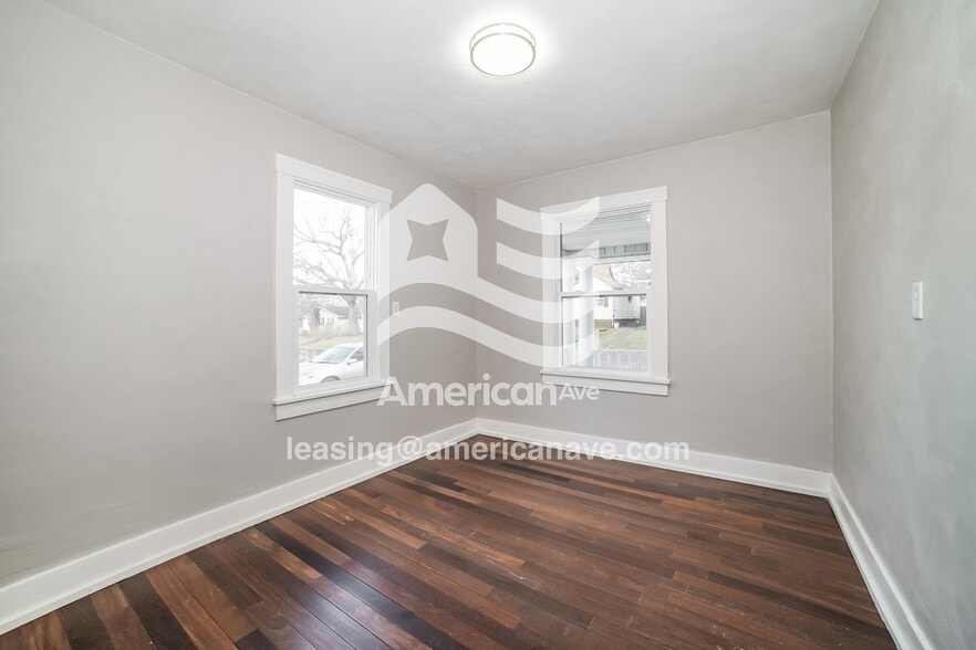 Building Photo - 1214 E Corrington Ave