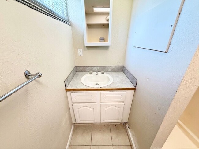 Building Photo - Ideal For Student Housing