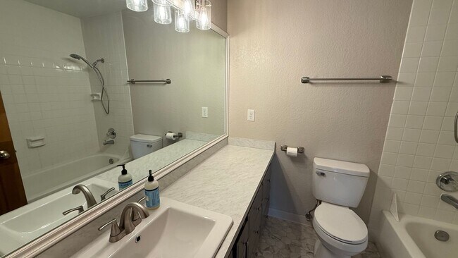 Building Photo - Lovely 2 bed townhome with private bathrooms for each!  Don't miss!