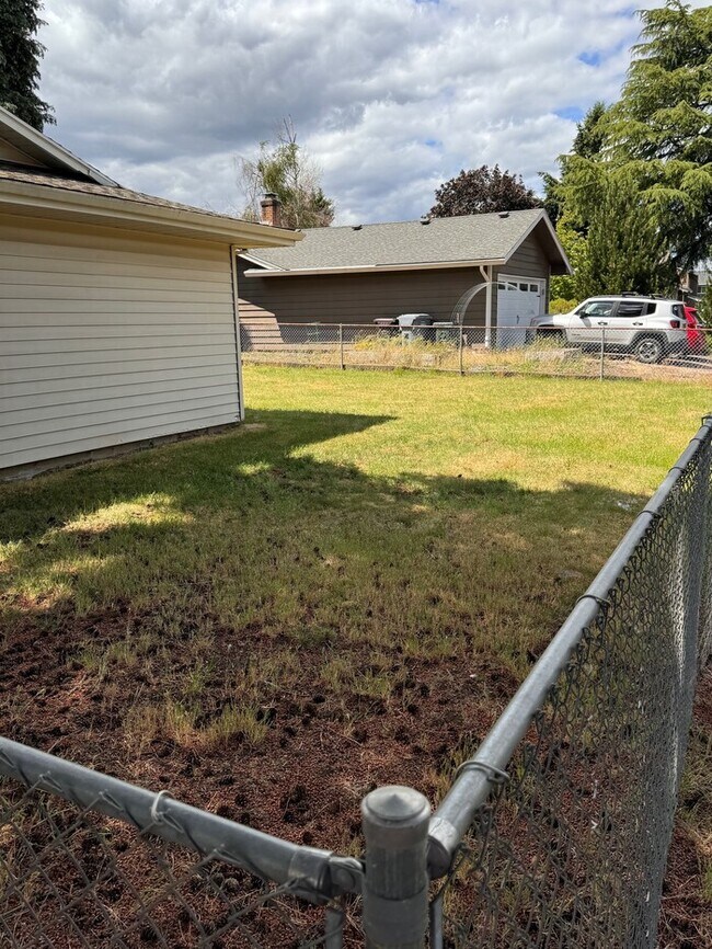 Building Photo - Single Level Home w/HUGE fenced yard, AC, W/D, Garage & More!