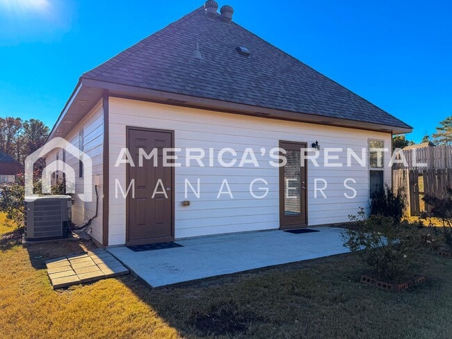 Building Photo - Modern One-Level Living with Pool and Club...