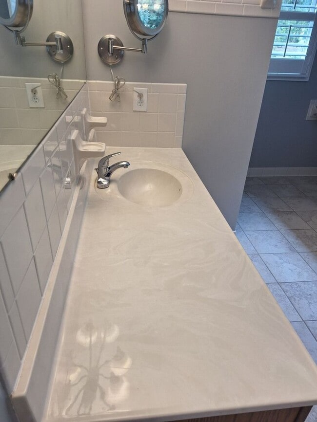 Building Photo - 4bd/3 bath located in desirable neighbor in Fox Den Subdivision in West Knoxville