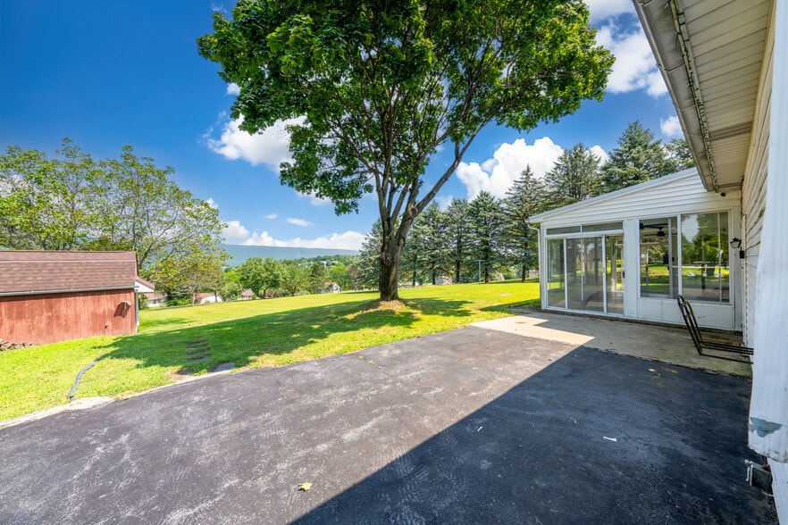Building Photo - 3250 Vista Dr