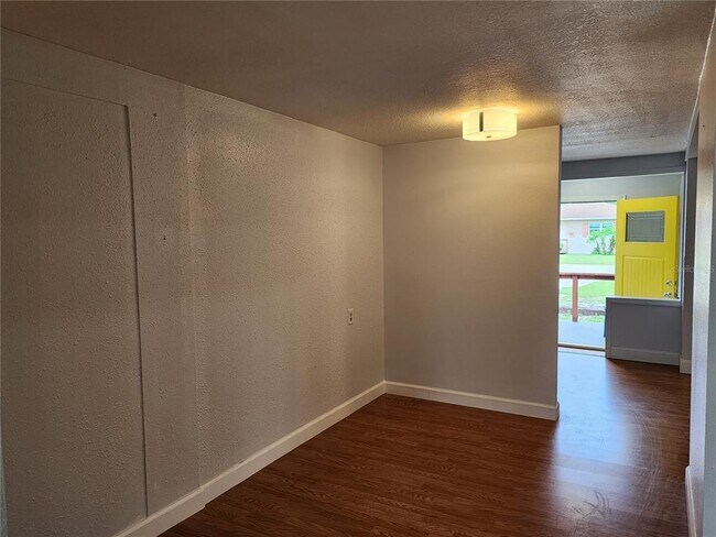 Building Photo - 8 Poinsettia Dr