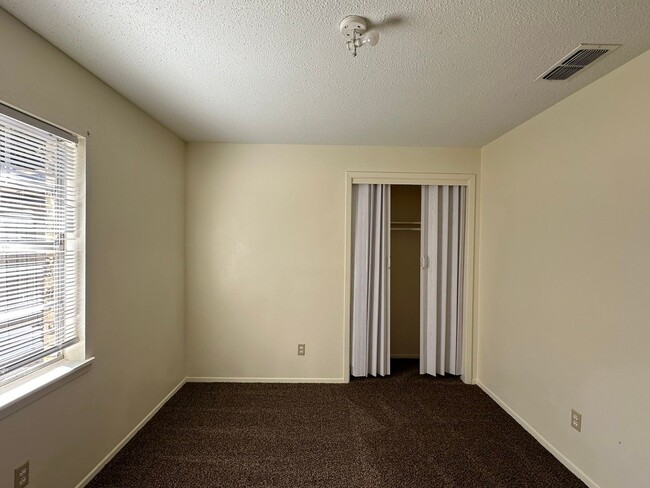Building Photo - Cozy 3 Bedroom Unit! Tour Today!