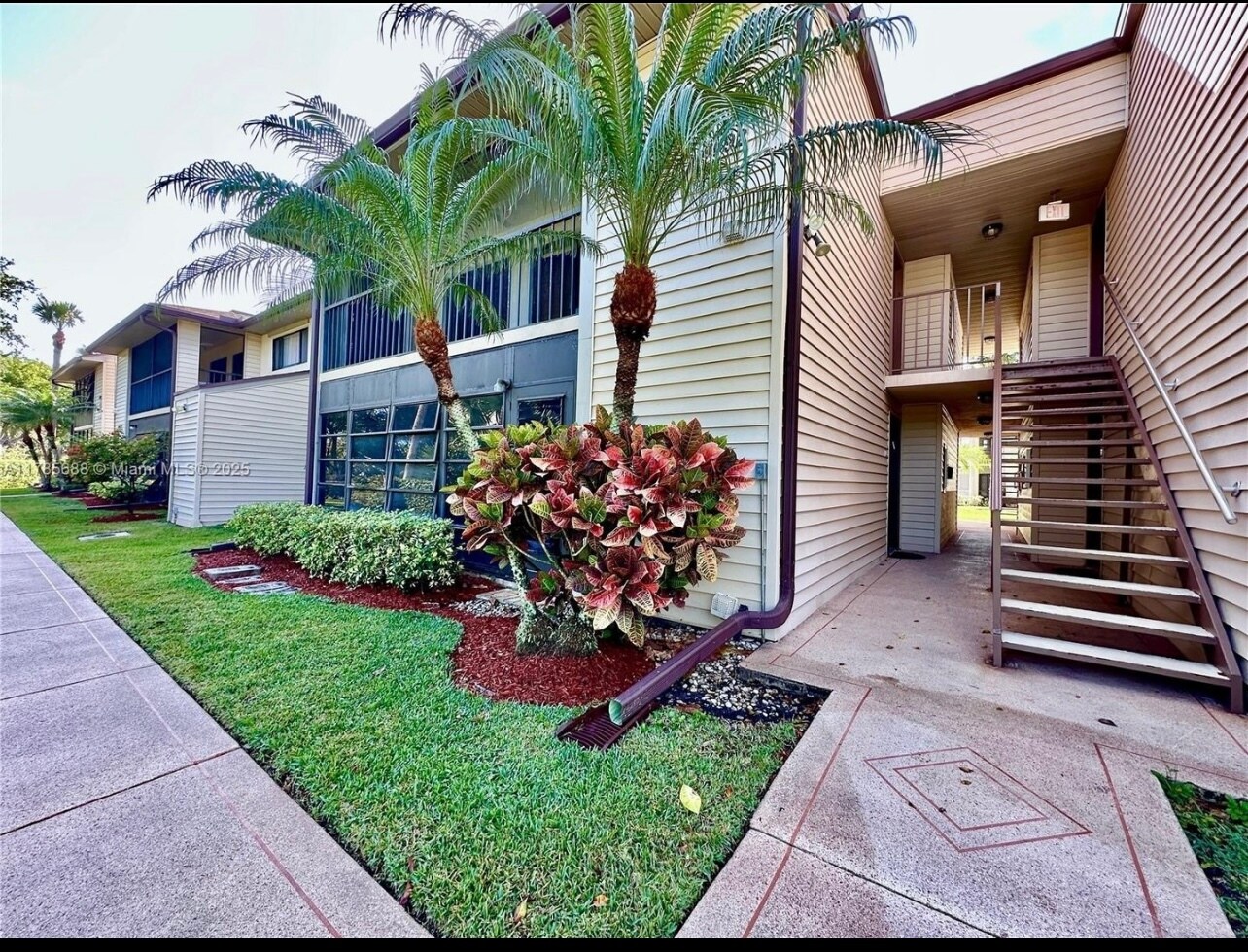 Ext building - 15492 Lakes of Delray Blvd