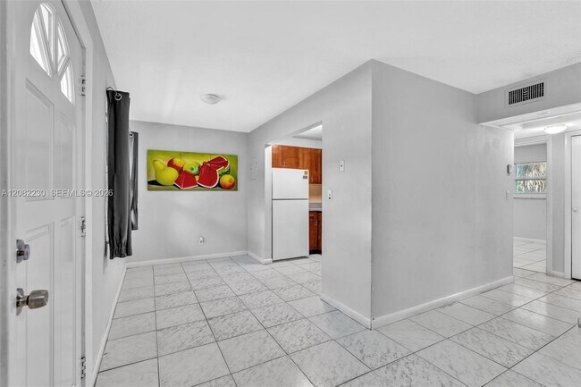 Building Photo - 4732 SW 33rd Ave
