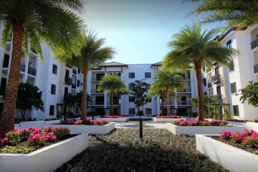 Beautiful Naples Square - 1030 3rd Ave S