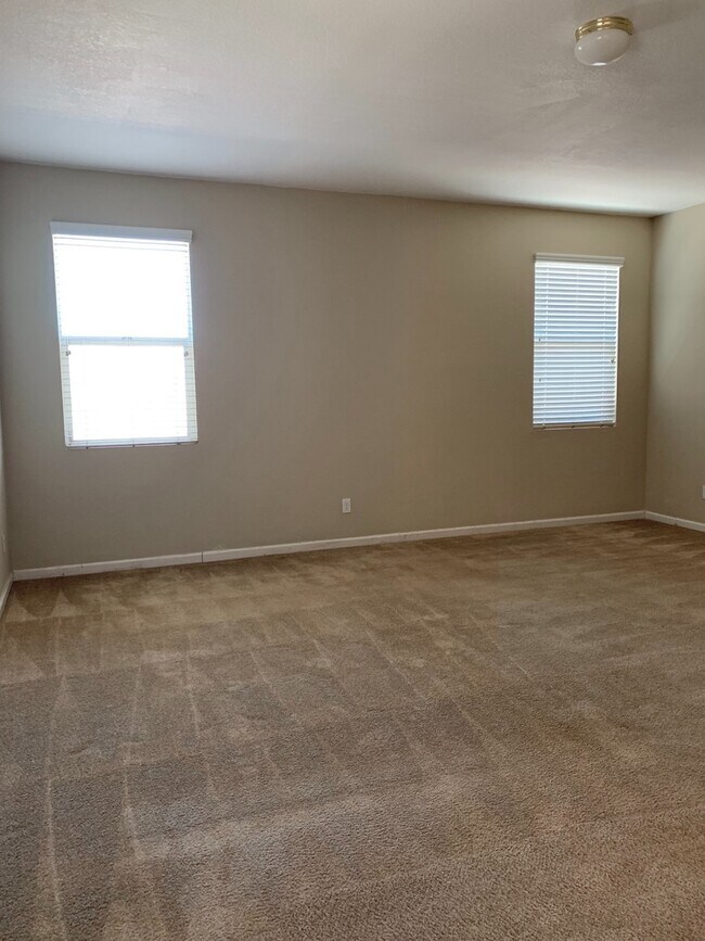 Building Photo - Free Rent for the rest of July Beautiful h...