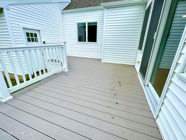 Building Photo - 18 Point O Woods Dr