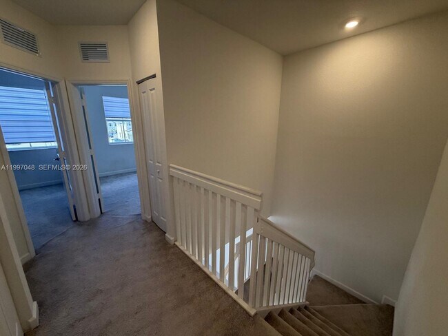 Building Photo - 2659 SE 28th Dr