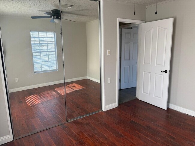 Building Photo - 5402 Lyndhurst Dr
