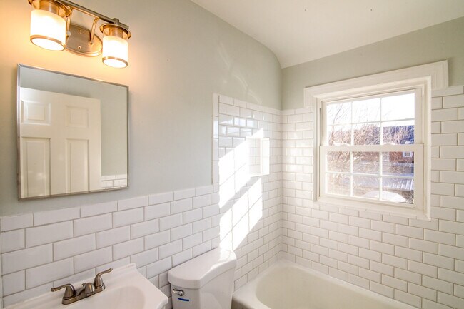 Upstairs Full Bathroom - 2713 South Veitch Street