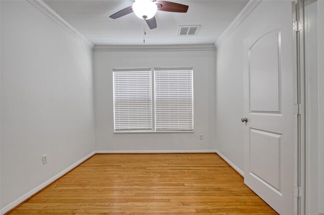 Building Photo - 905 Kern St