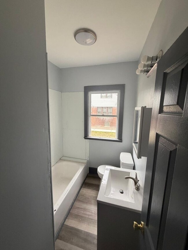 Building Photo - 4 bedroom 2 full bathroom!