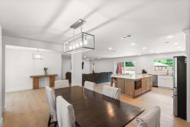 Building Photo - "Renovated 4-Bedroom in Rocky Bayou Estates!"