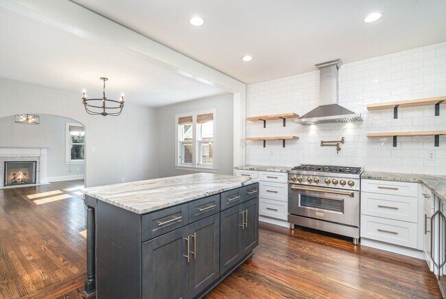 Building Photo - Charming Renovated East Nashville Home wit...