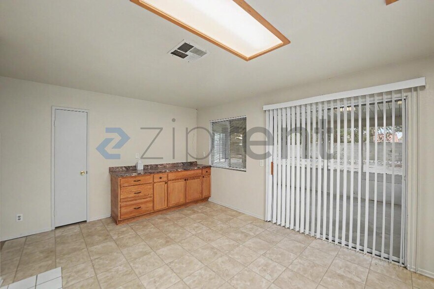 Building Photo - Unit