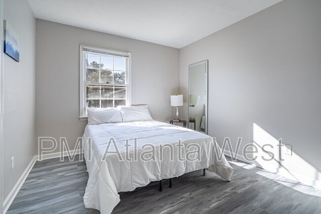 Building Photo - 2135 Knighton Dr