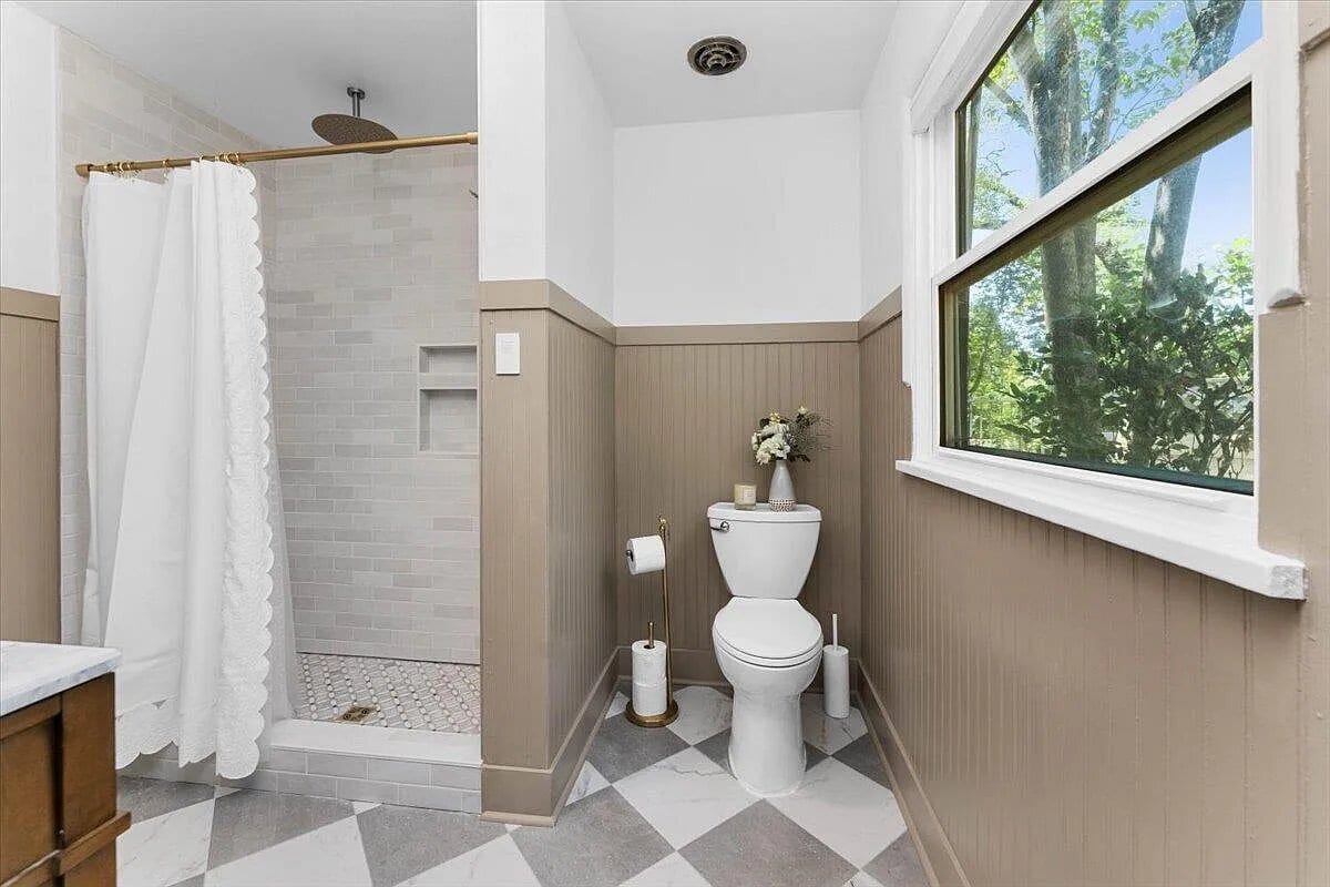 Building Photo - 2551 S Waverly Ave