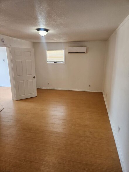 Building Photo - 610 NE 35th St