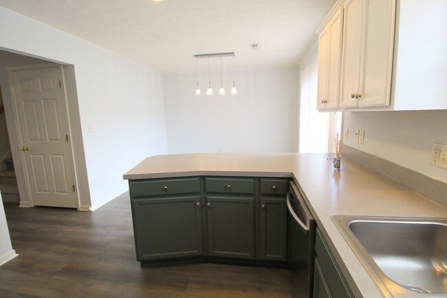 Building Photo - 3 story townhome with fenced in yard for rent in Taylor Springs