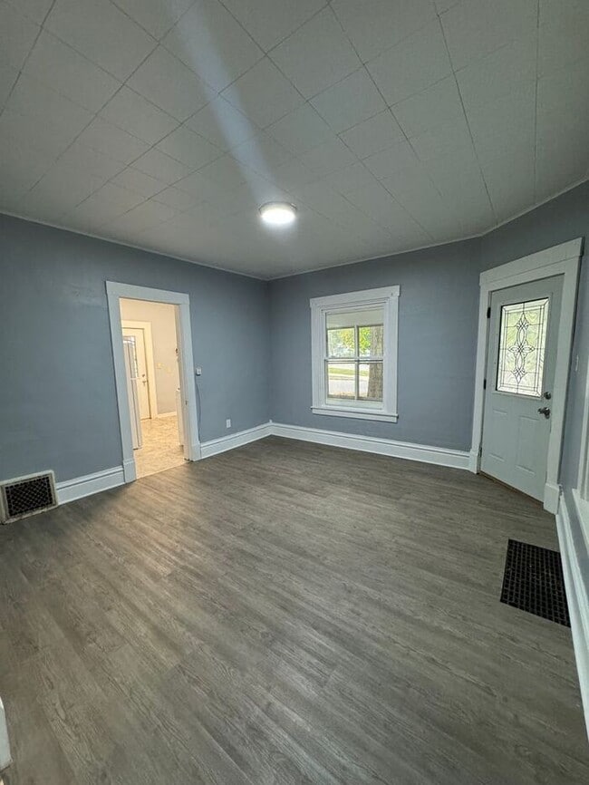 Building Photo - 3 bedroom home in Dowagiac
