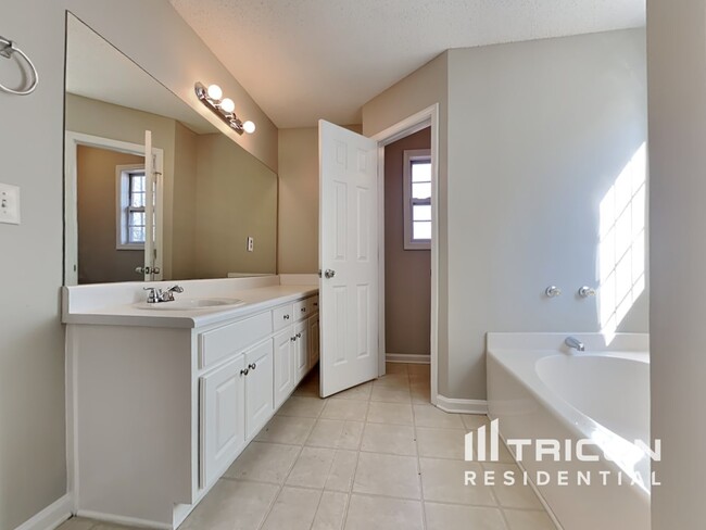 Building Photo - 1619 Spring Hill Ct
