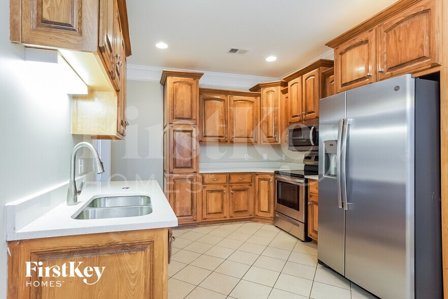 Building Photo - 245 Madison Ln