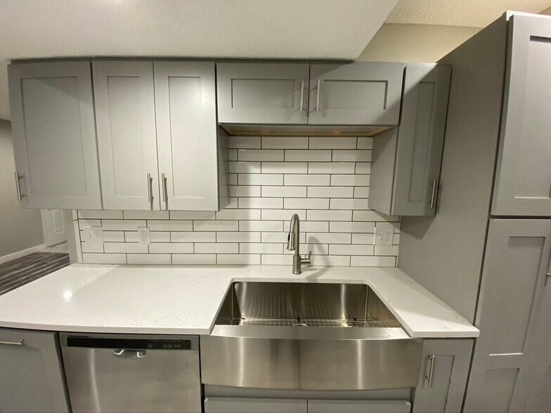Building Photo - 9057 W Swan Cir