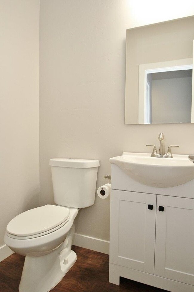 Building Photo - Immaculate Townhouse in Quiet Community