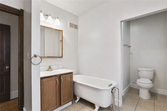 Building Photo - 358 York St