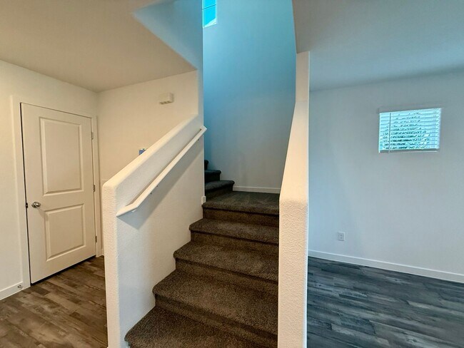 Building Photo - BRAND NEW 3 BED 2.5 BATH 2 CAR GARAGE TOWNHOUSE W/ LOFT IN CADENCE COMMUNITY
