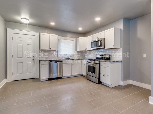 Building Photo - 4326 N Blackwelder Ave
