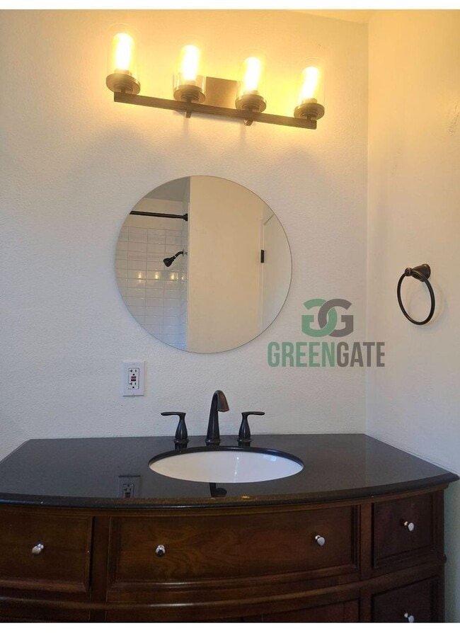 Building Photo - 3 BEDROOM 2 BATH HOME MOVE IN READY IN MOD...