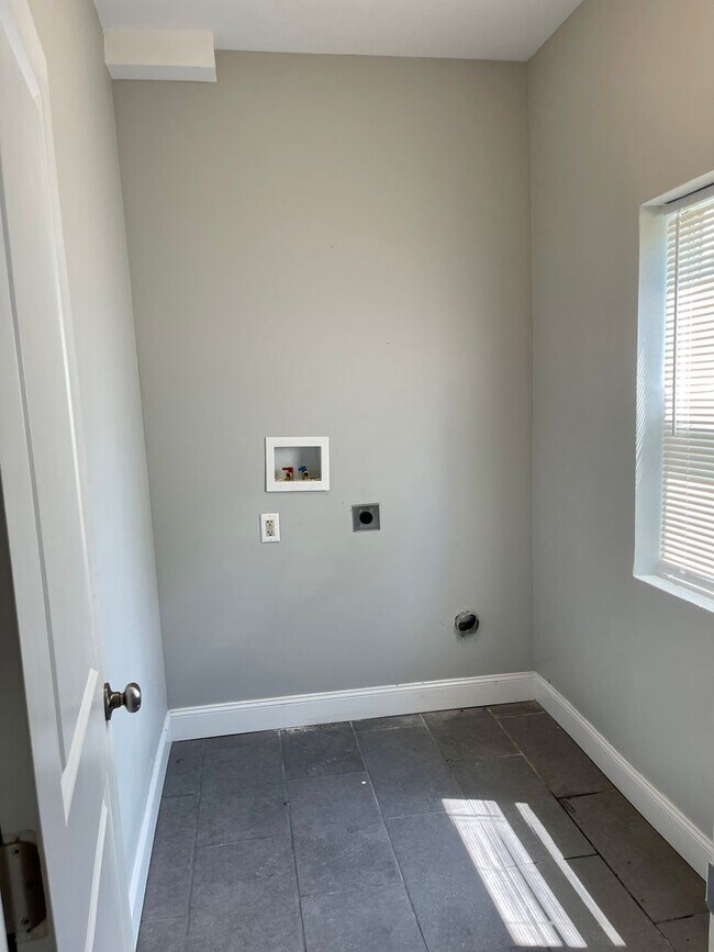 Building Photo - 117-119 Innis